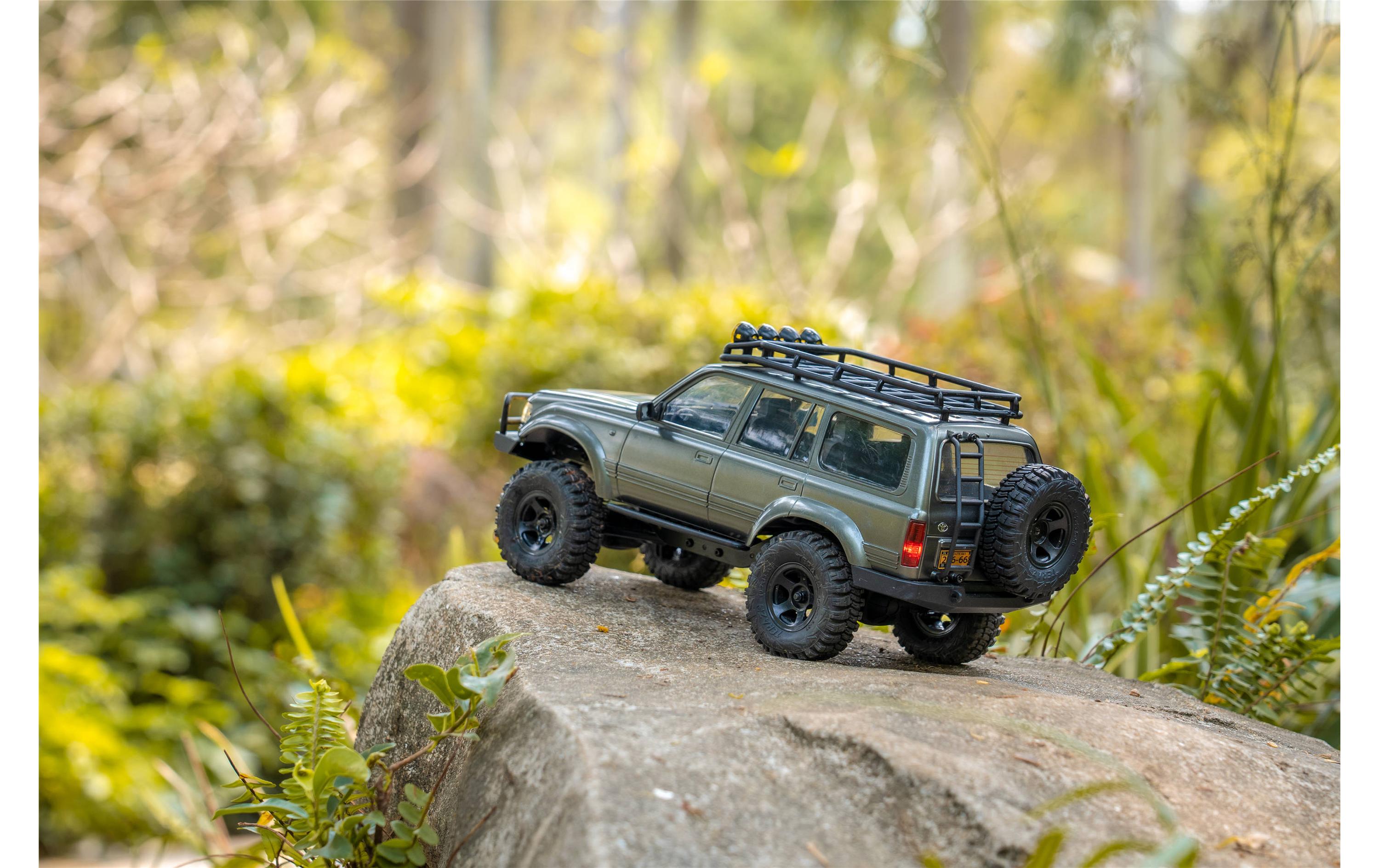 Scale Crawler Toyota Land Cruiser LC80 RTR, 1:18<br>Originalgetreuer Mini-Scaler mit offiziell lizenzierter Toyota LC80 Land Cruiser Karosserie