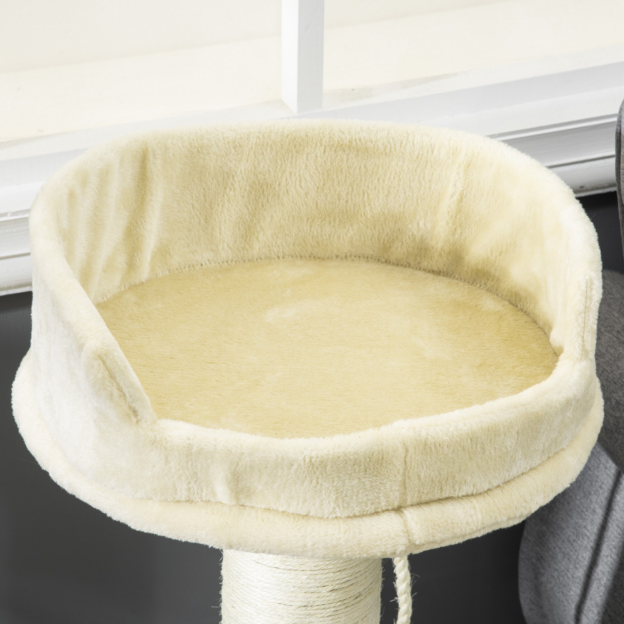 PawHut Kratzbaum mit Spielball und Liegeebene beige 55L x 55B x 83H cm