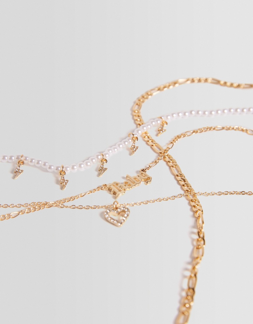 Conjunto de 4 colares com pingente de coração e strass.