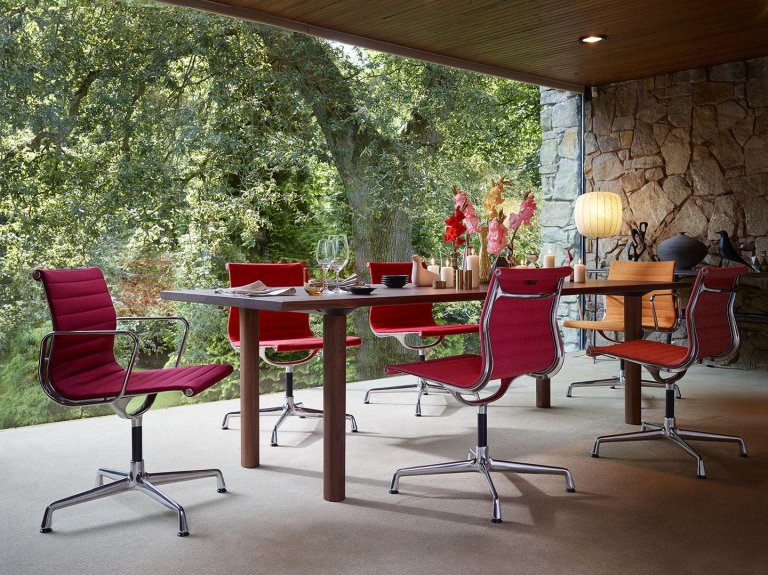 Vitra EA 104 stoel leder nero, onderstel verchroomd