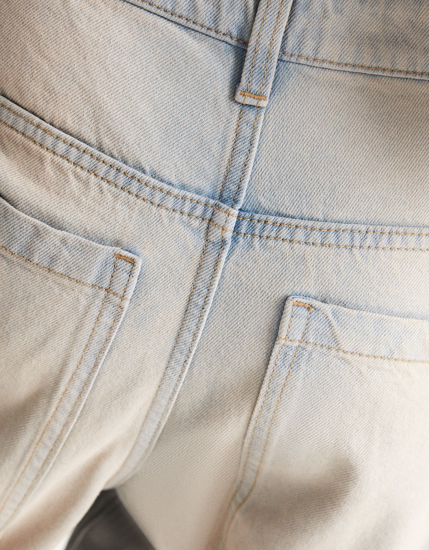 calça jeans cargo folgada multiuso