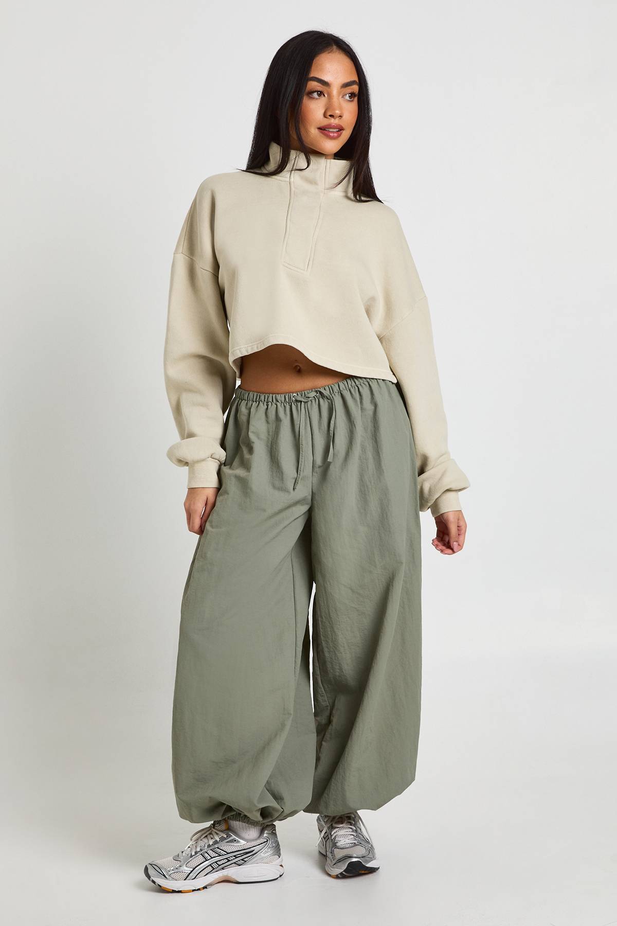 boohoo Sweat-shirt Court Col Montant Avec Patte Boutonnée Effet Délavé