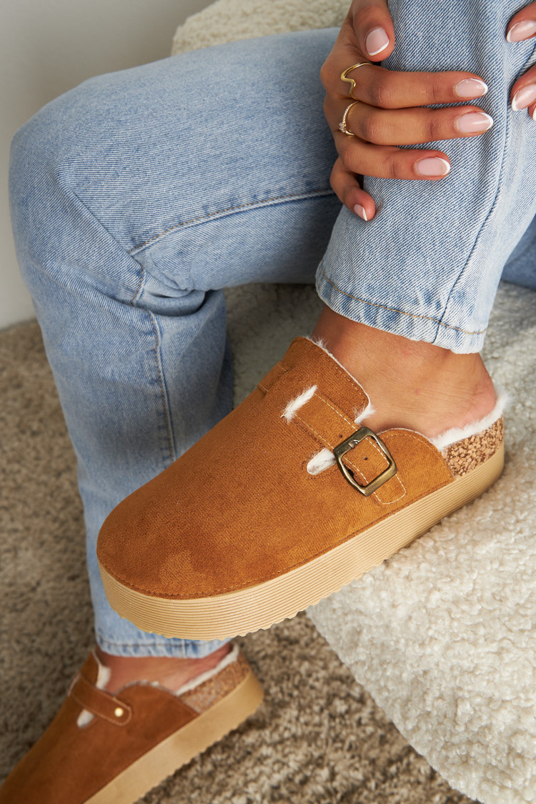 Bottines chaussons en velours camel à enfiler