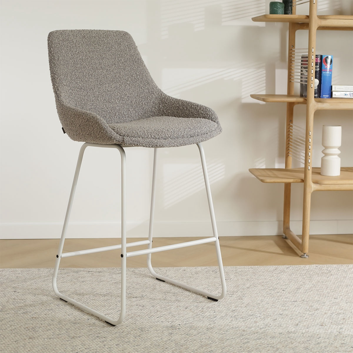 Barkruk Nino-Isa bouclé taupe  - wit onderstel - 75 cm