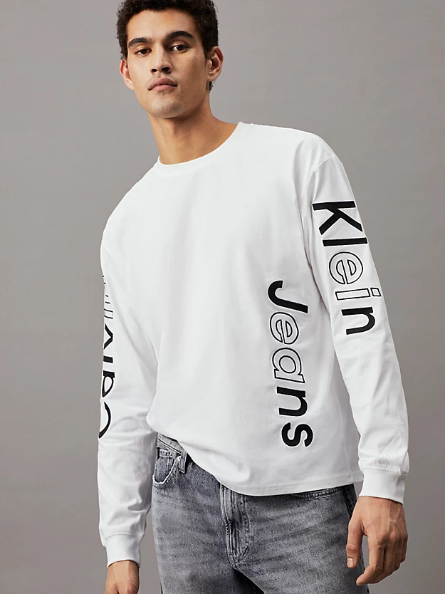 Camiseta de manga comprida com estampa e logotipo.