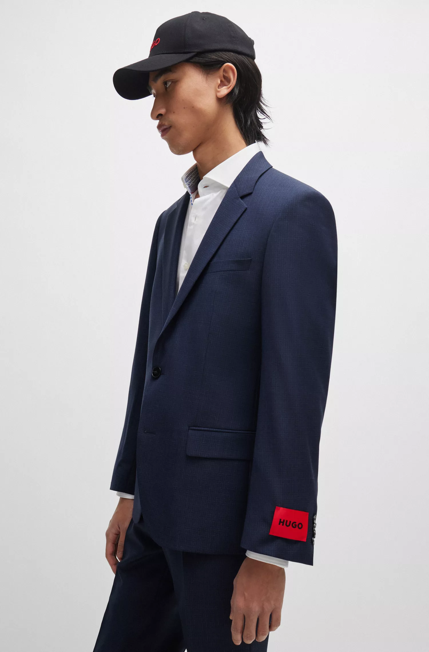 Terno HUGO vermelho, corte slim, em lã elástica estampada.