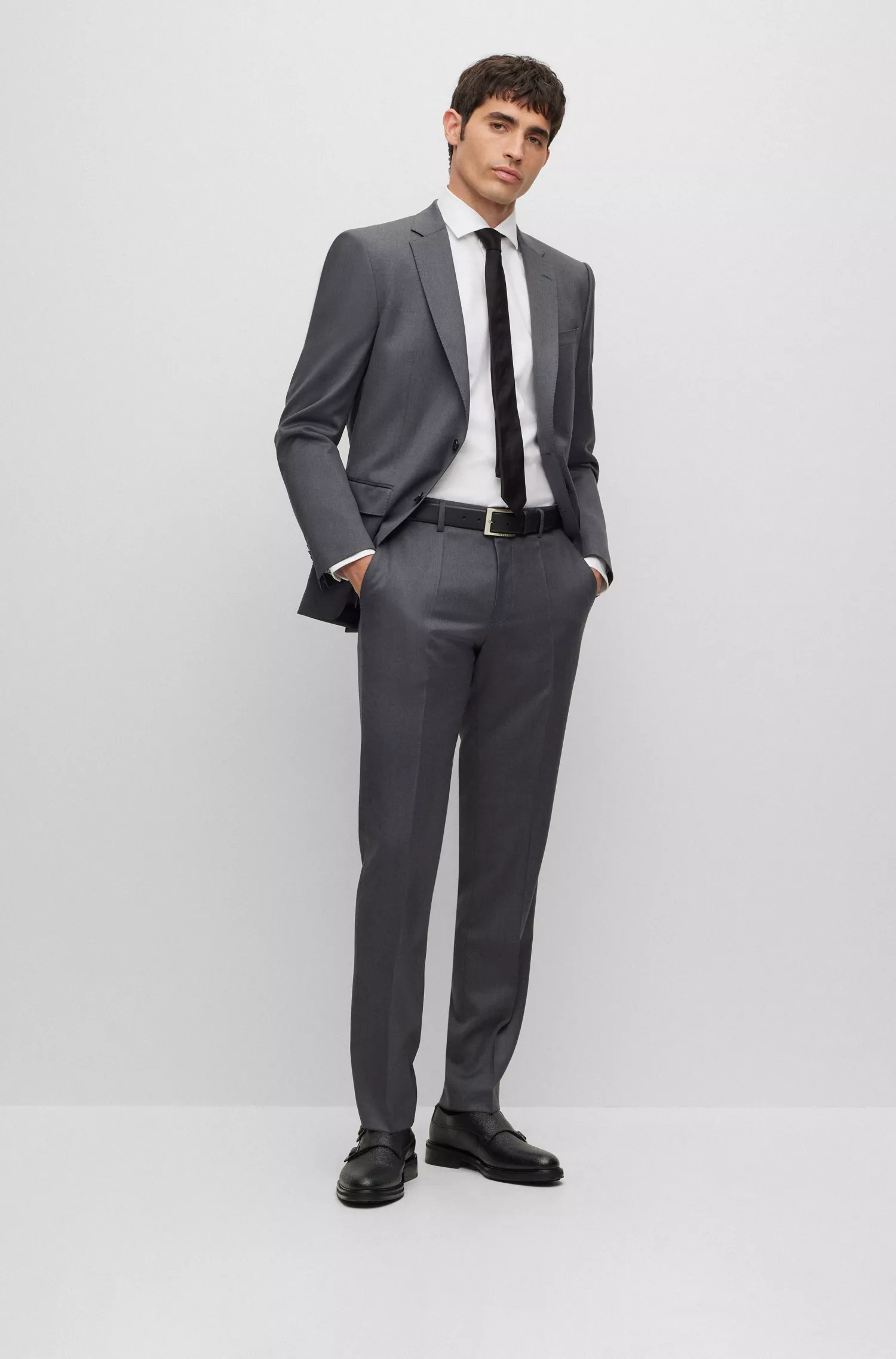 Calça BOSS preta de corte regular em sarja de lã virgem.