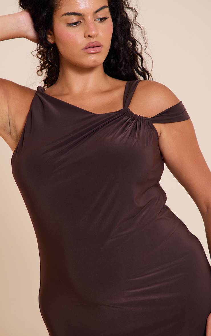 Chocolat Robe Maxi Grande Taille En Slinky Double Couche Avec Fronces Aux Épaules