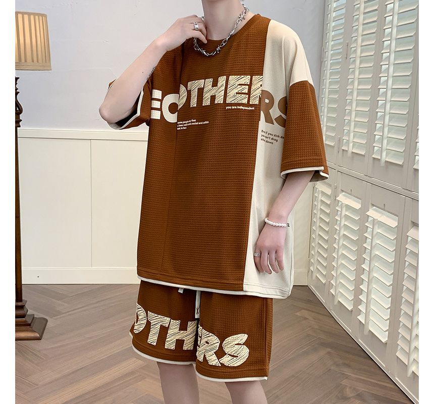 Andrei - Set: Oversized T-shirt met ronde hals, elleboogmouwen en tekstprint + shorts met gemiddelde taille