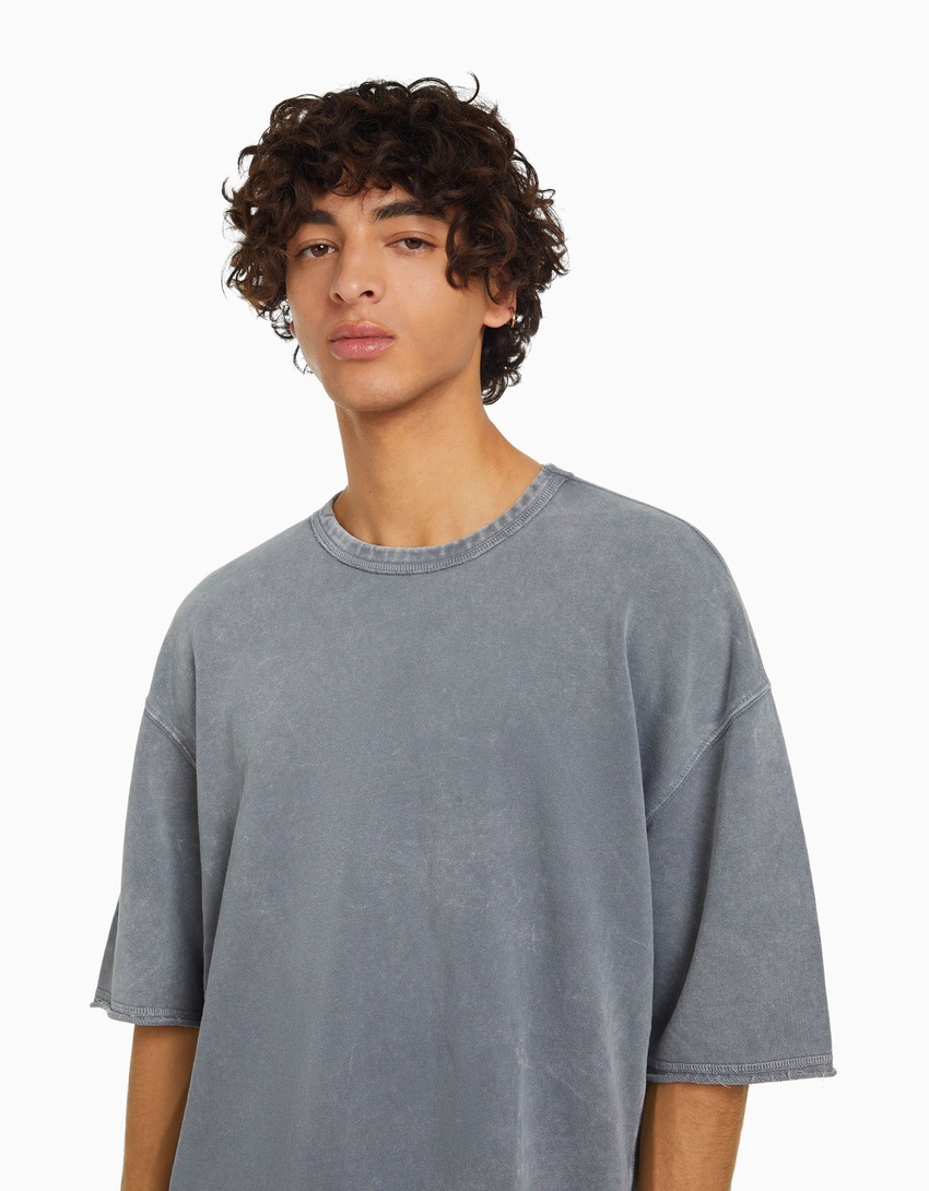 Camiseta desbotada de manga curta