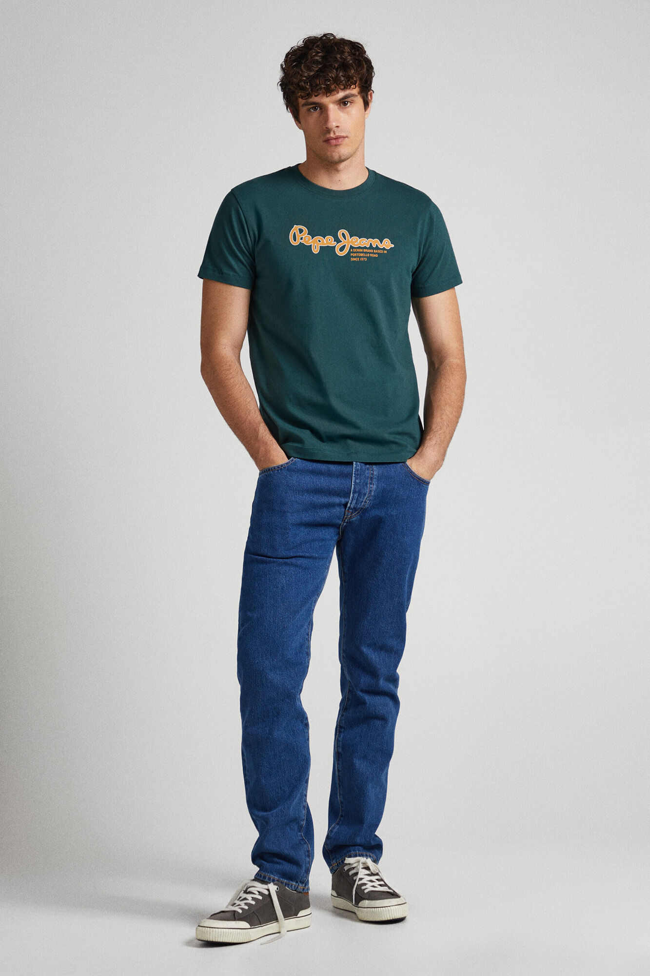 estampa de logotipo em camiseta