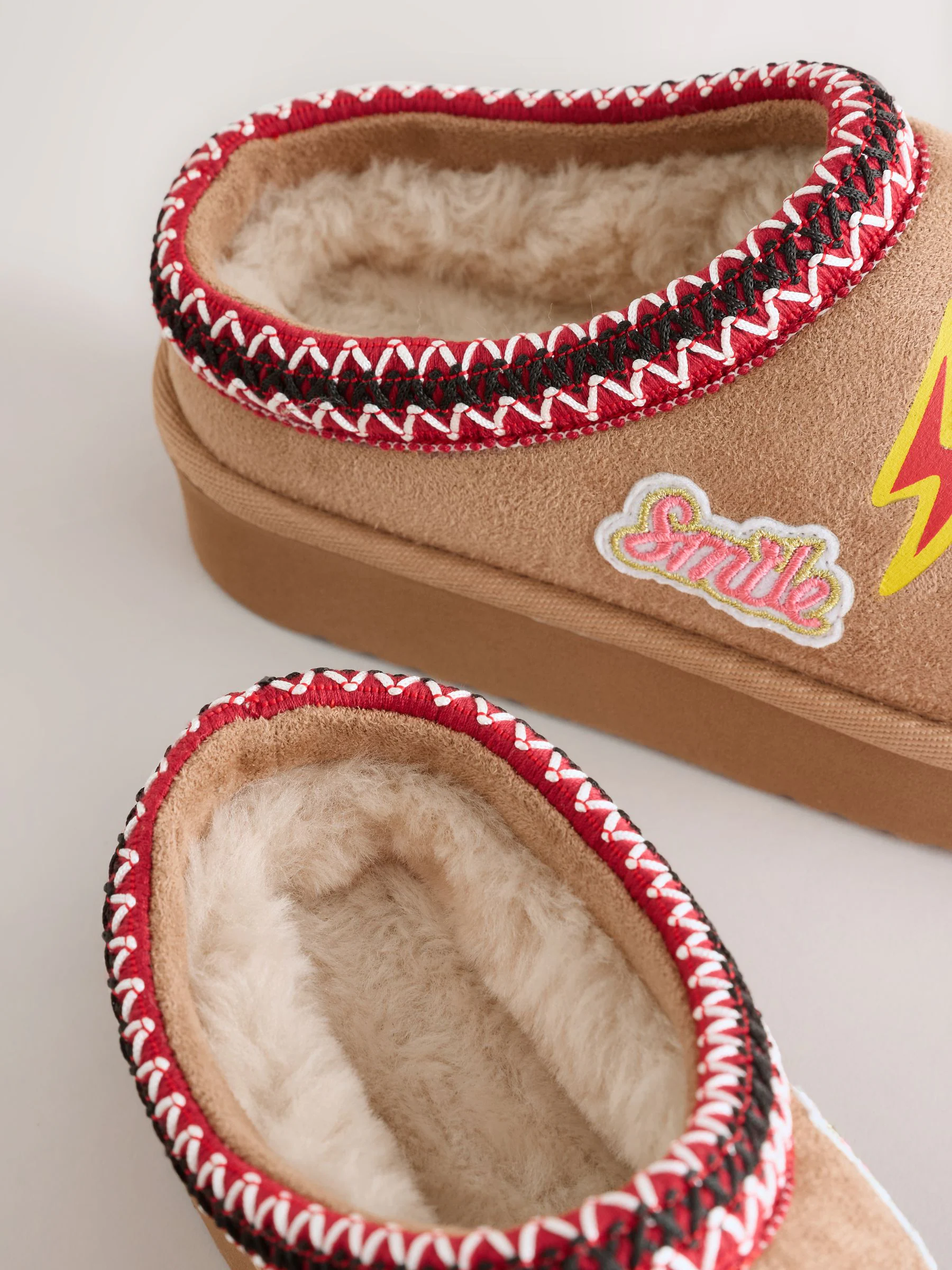 Lichtbruin met badge - Lage schoenen Shoot fleece gevoerde pantoffels