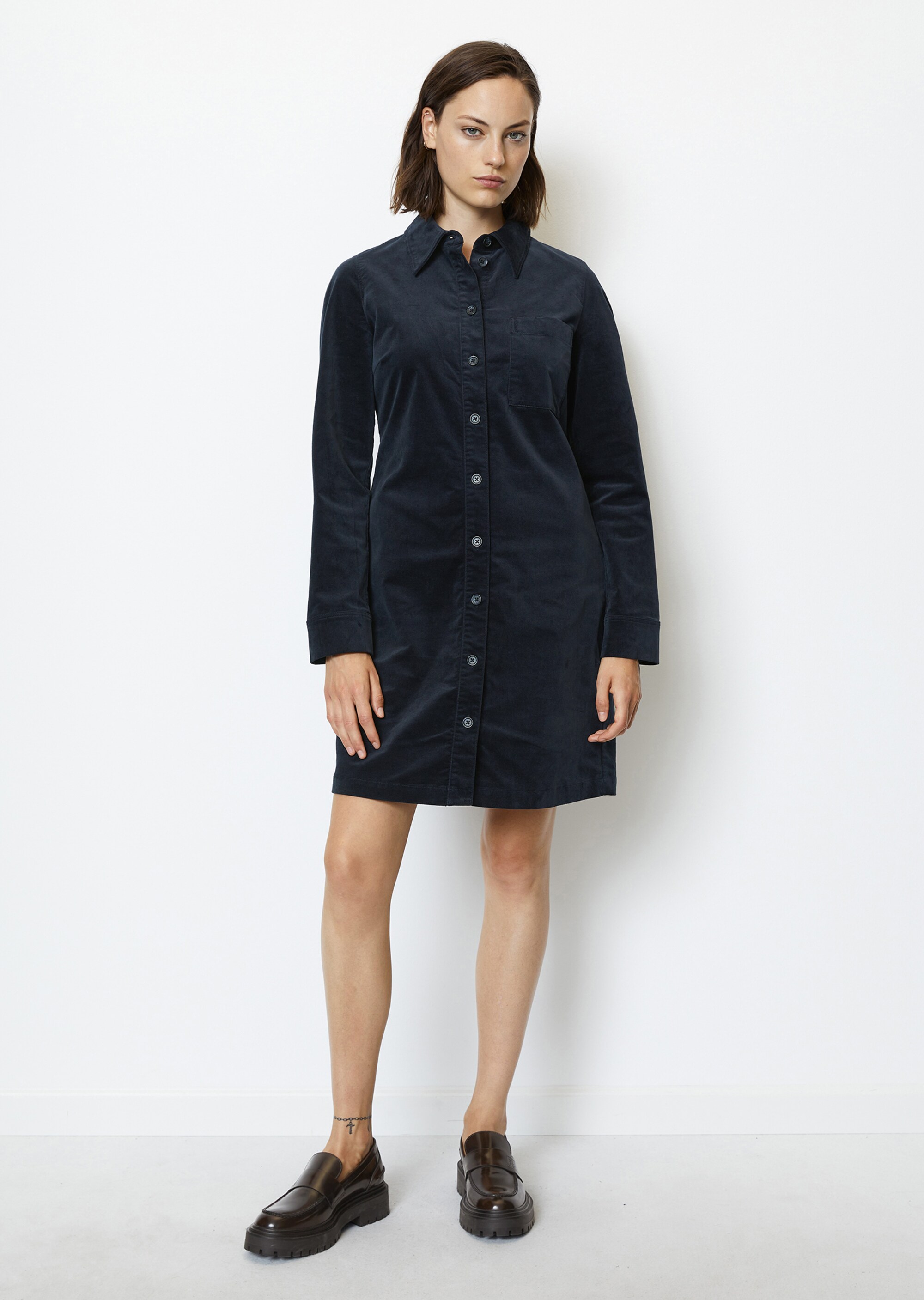 Kurzes Hemdblusenkleid straightaus stretchigem Samt