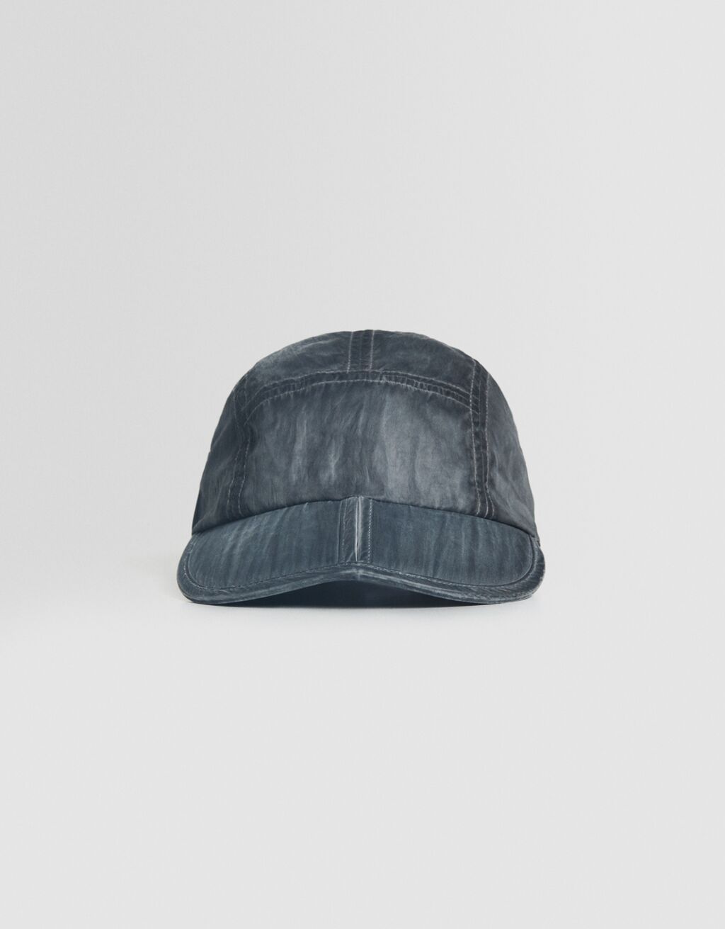Boné Bershka Generation com efeito desbotado