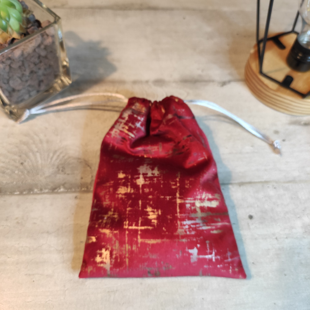 Bourse à dés en velours ras Rouge marbré argent et or