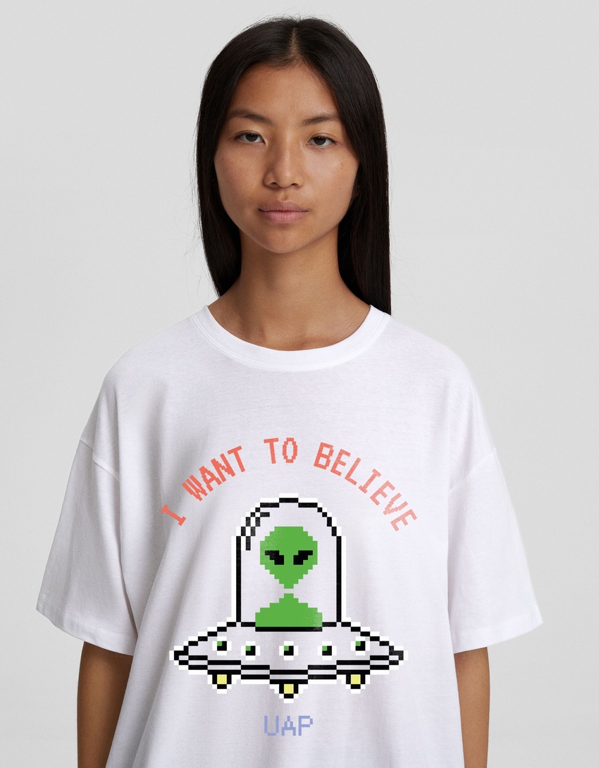 Camiseta de manga curta com modelagem quadrada e estampa da tendência atual.