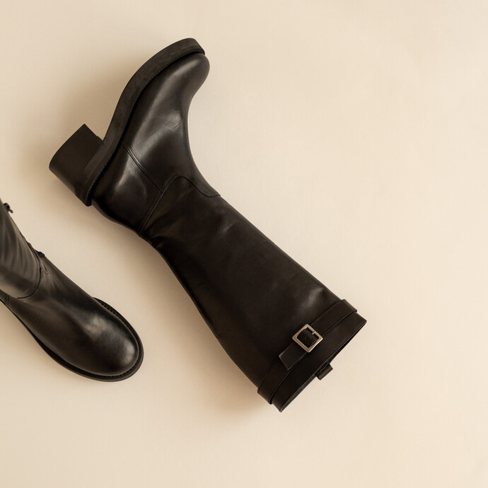 Bottes à talons et détails argentés  en cuir gras noir
