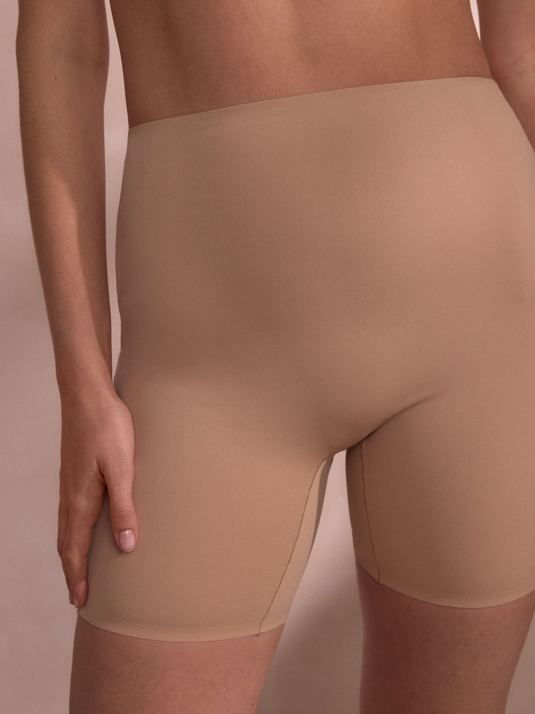 Licht beige - Vormgevende short met lage rug en buikcorrectie