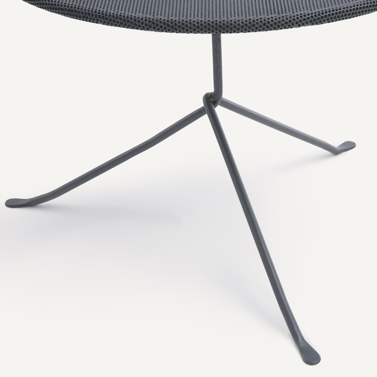 OTTO STUDIO PARA AM.PM<br>Mesa lateral em ferro perfurado, A34 cm, Joy