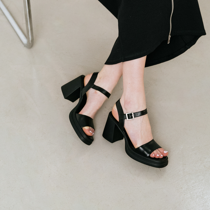Sandales à bouts ouverts et talons épais  en cuir noir