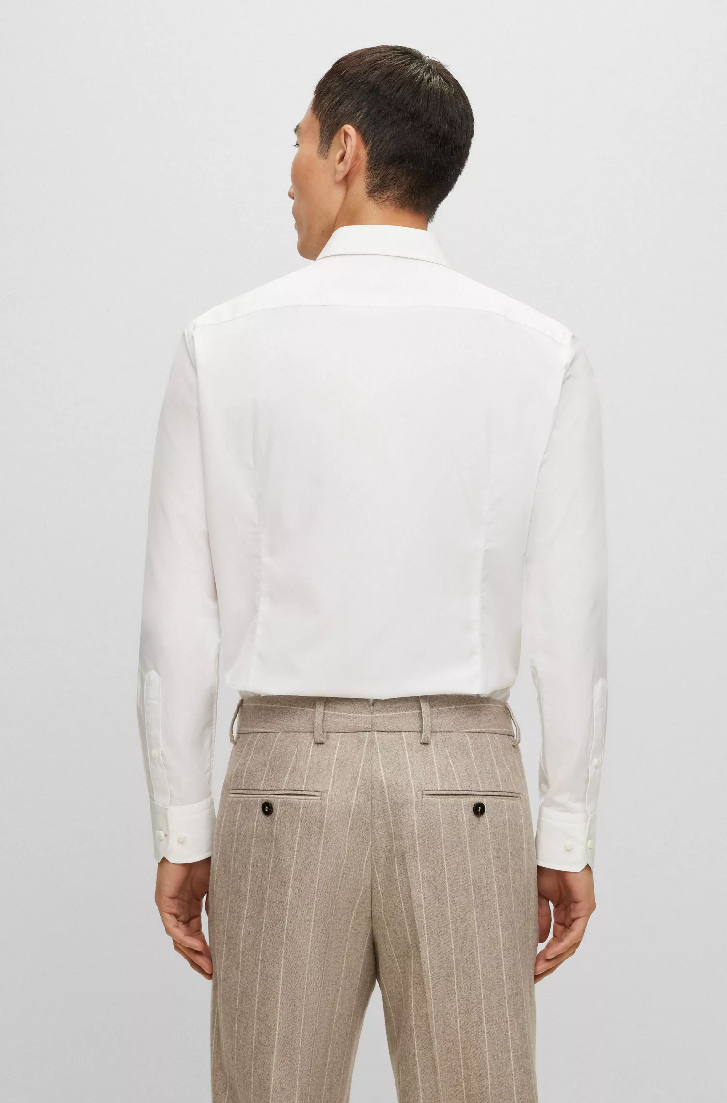 Camisa BOSS cor camelo, corte slim, em popeline de algodão italiana.