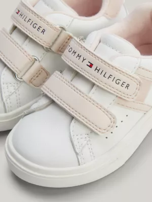 Tênis com fecho de velcro e bandeira tonal