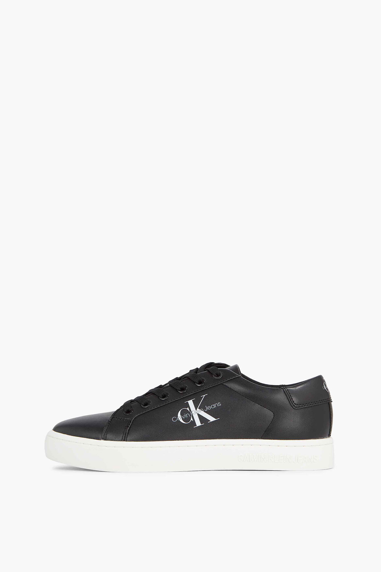 Tênis masculino com o logotipo da CK JEANS