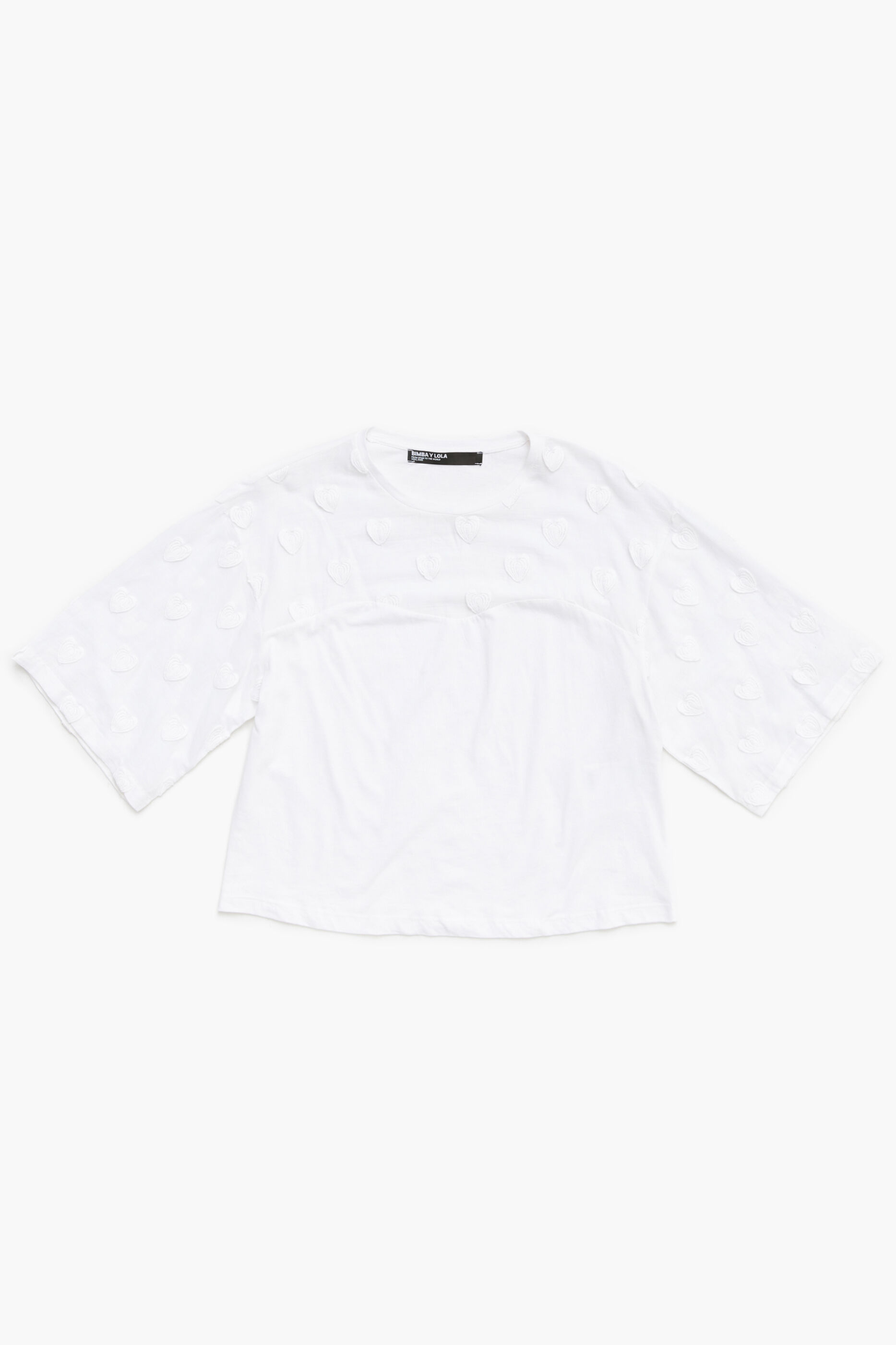 Camiseta branca de algodão com corações.