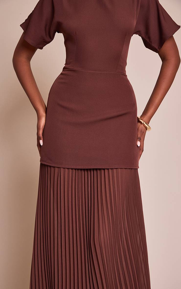 Chocolat Robe Maxi Ajustée En Satin Chocolat Avec Nœud Dos Et Ourlet Plissé