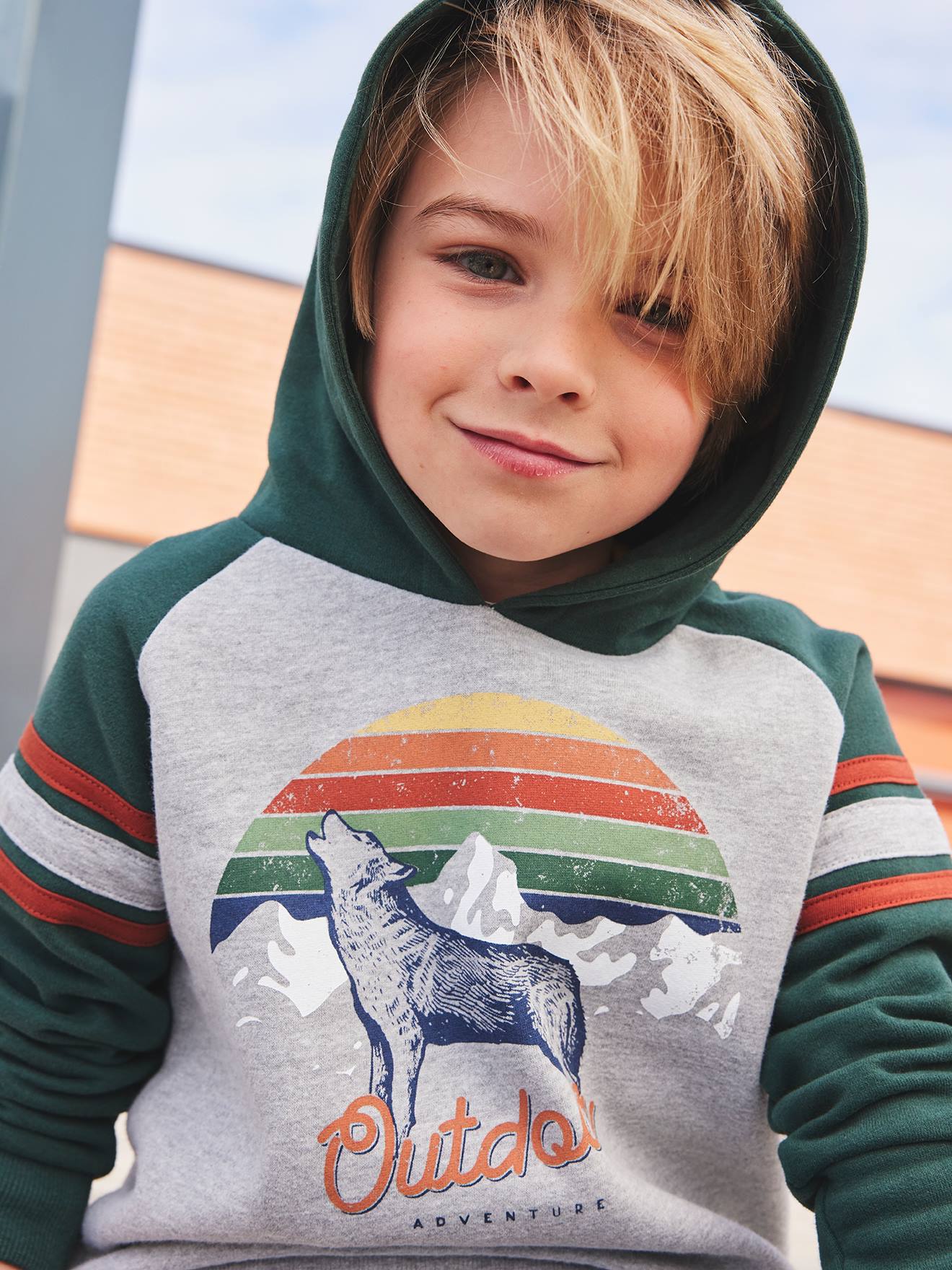 Moletom infantil masculino azul liso, tamanho médio, com estampa gráfica e mangas raglan.