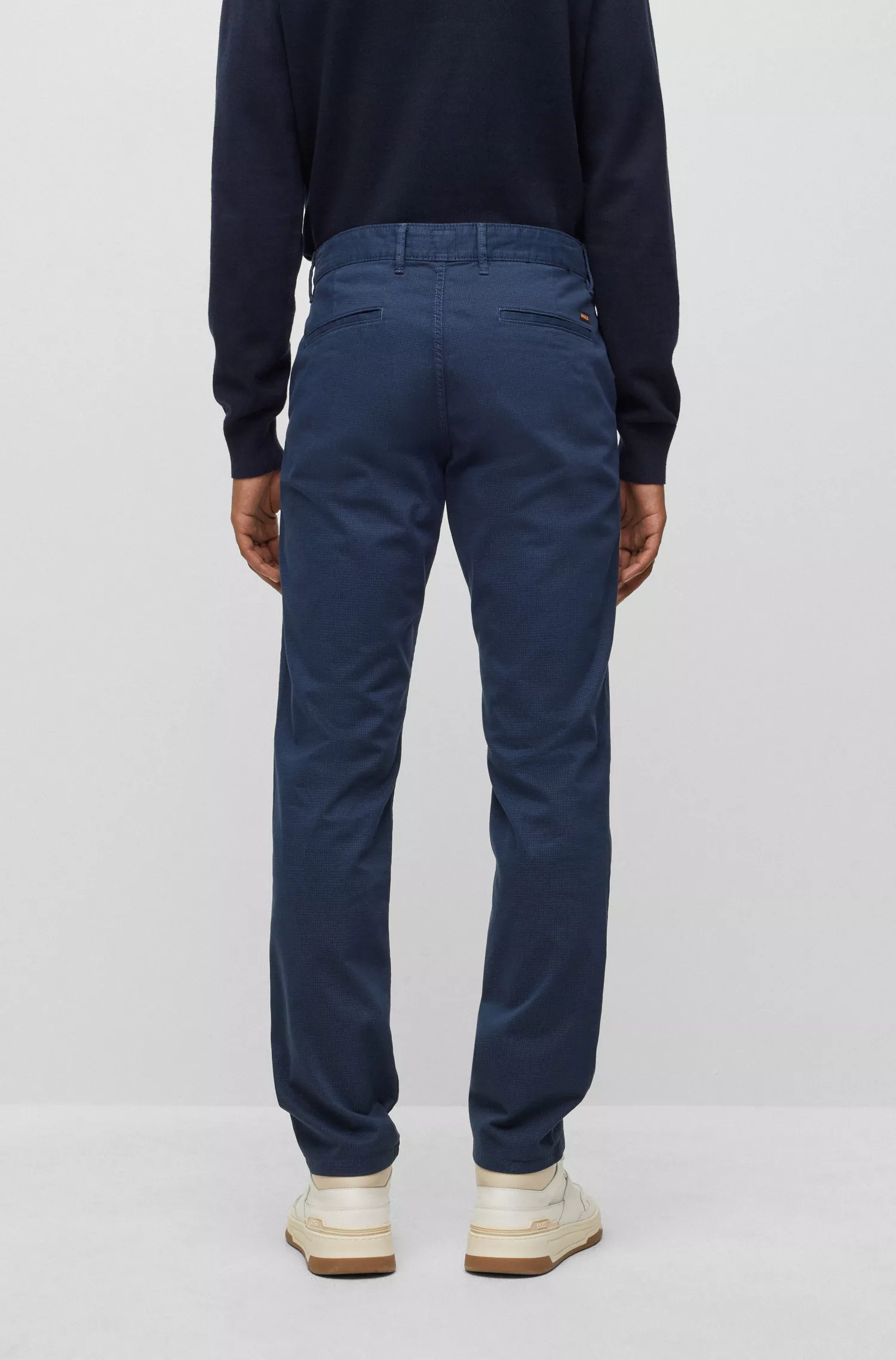 Calça BOSS laranja, corte slim, em cetim de algodão elástico.