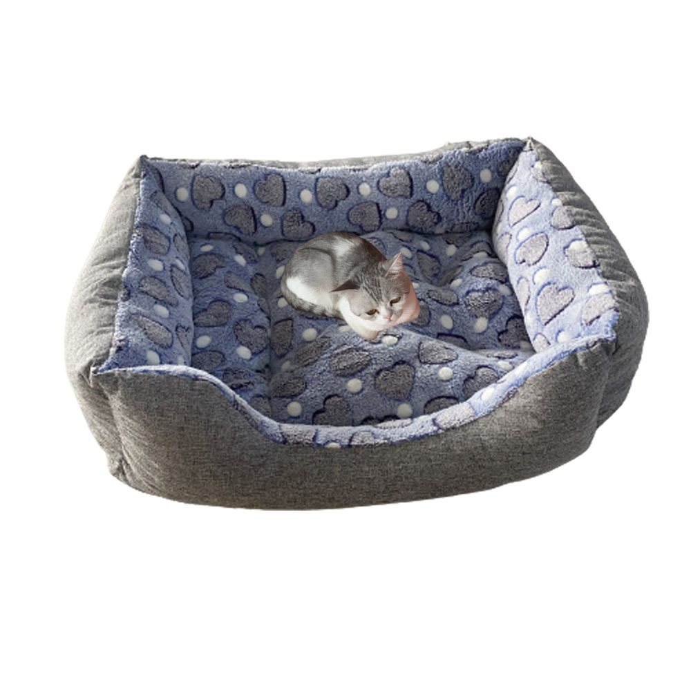 Cama retangular para animais de estimação com forro de pelúcia. Estampa de corações.