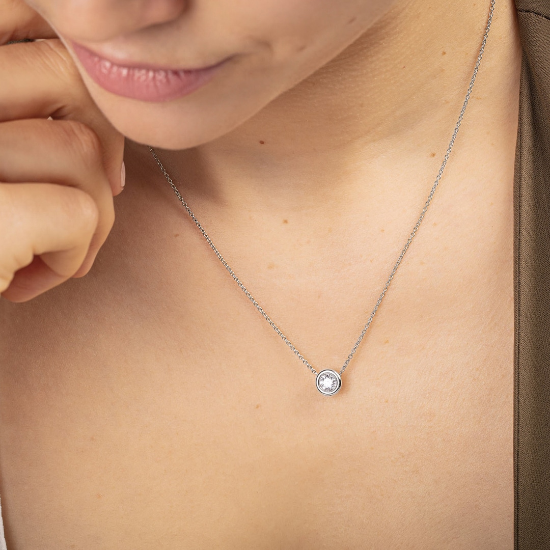 Collier mit Anhänger 750/18 K Weissgold mit GIA-Diamant 0.50 ct H/si in Zargenfassung