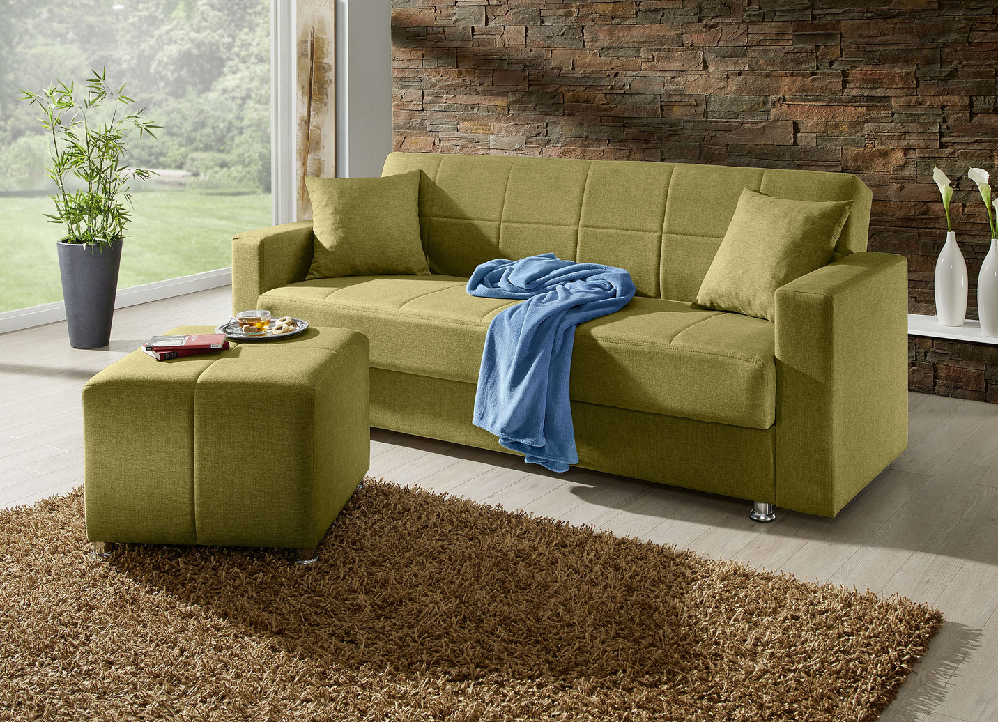 Klick-Klack-Sofa mit Hocker und Dekokissen