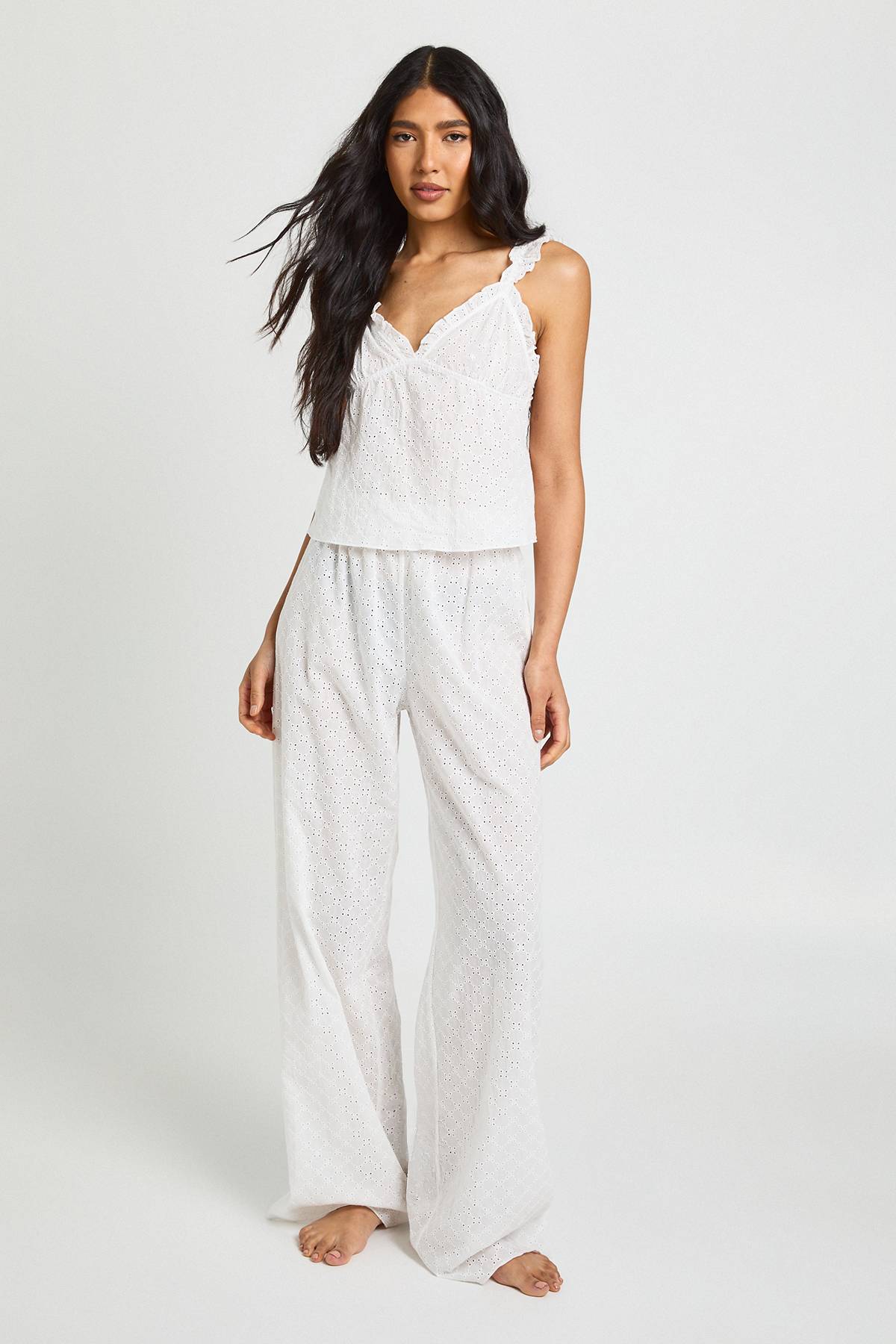 boohoo Ensemble Pyjama Grande Taille Caraco Et Pantalon Avec Détails De Broderie Anglaise Et Volants