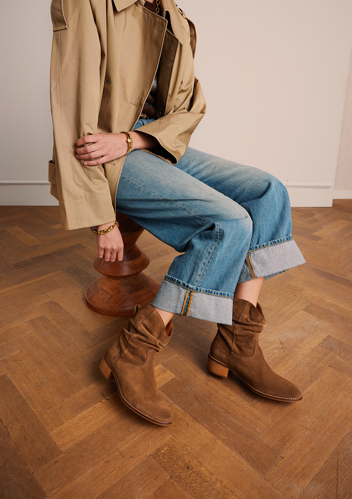 Beige suède enkellaarsjes met hak