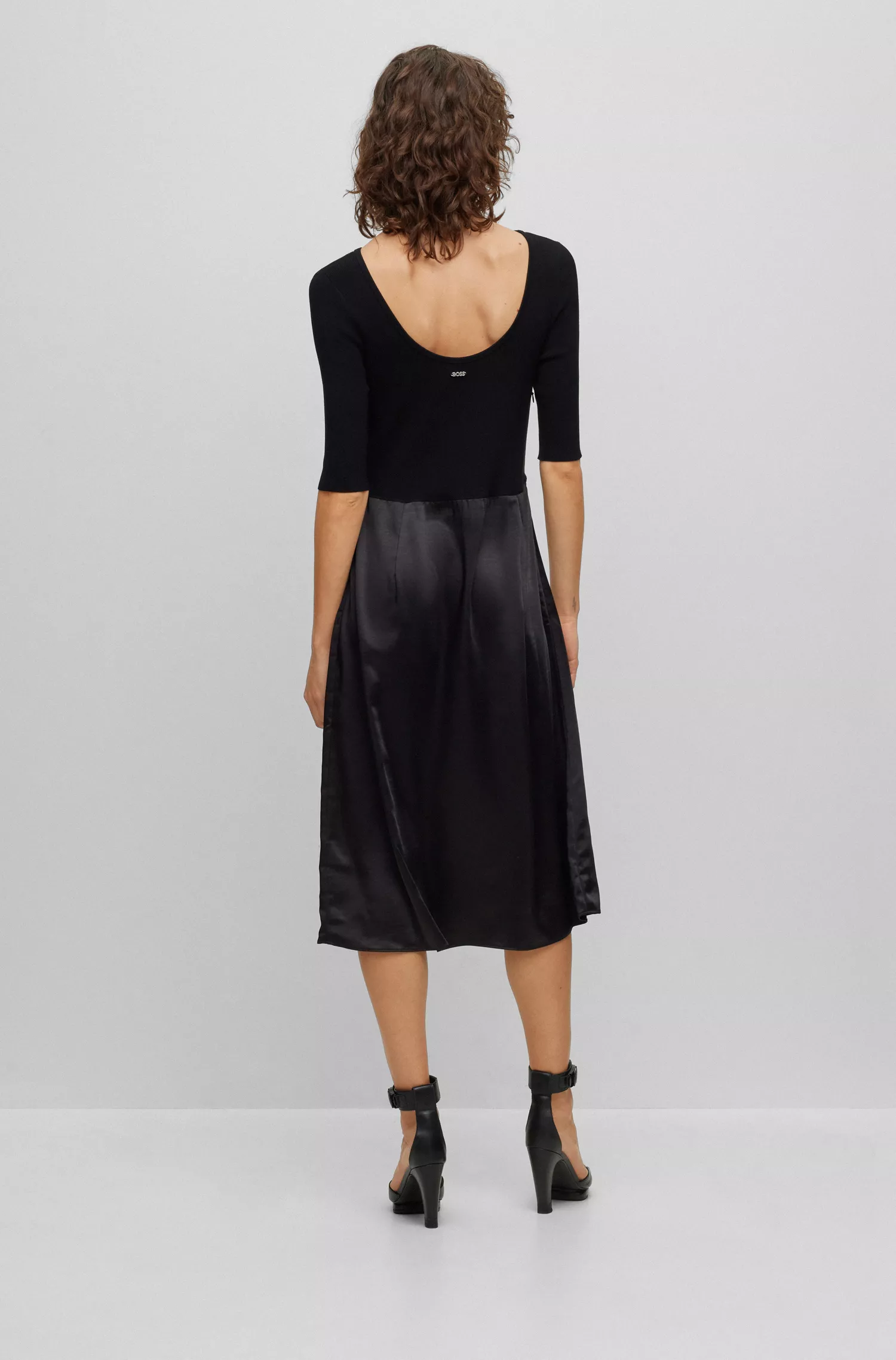Vestido BOSS preto em tecido misto com detalhe de saia em cetim.