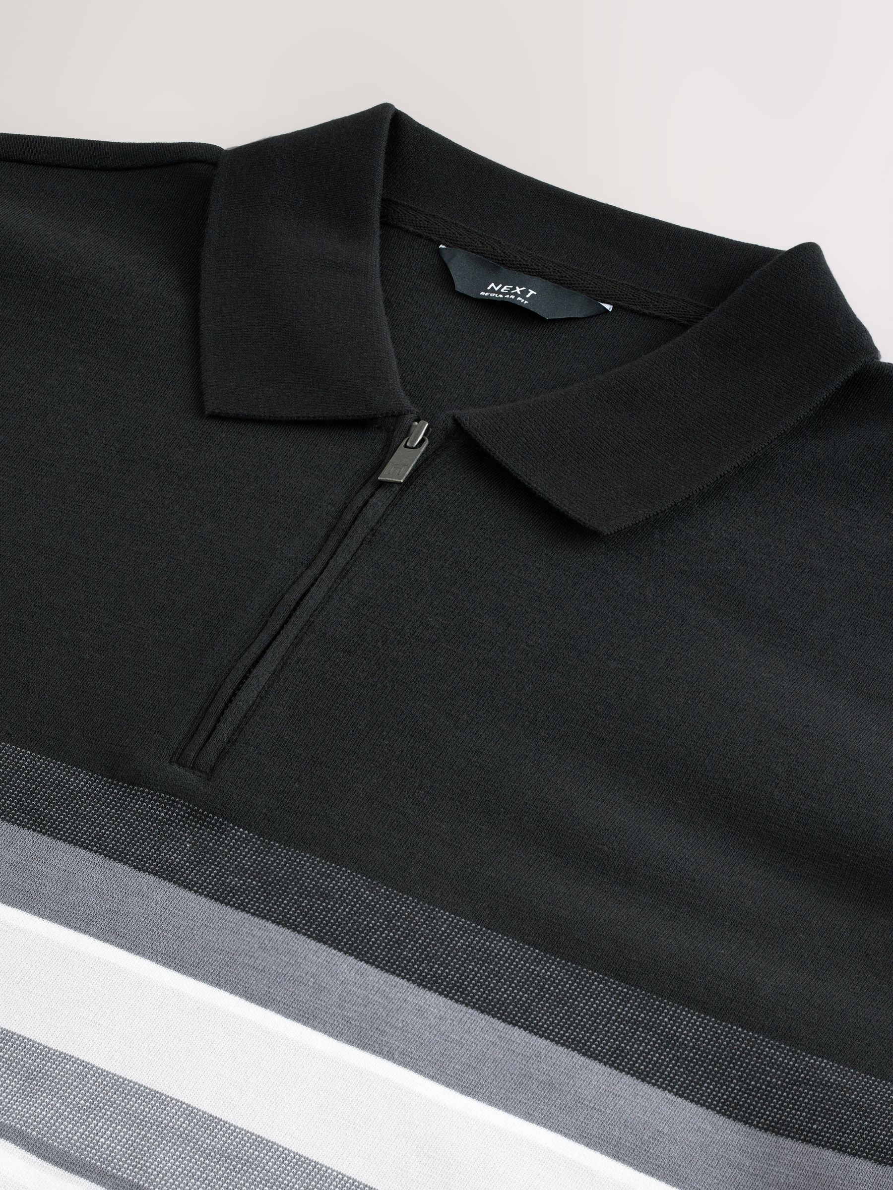 Zwart/wit - 100% katoenen poloshirt met korte mouwen, rits bij de hals en kleurvlakken