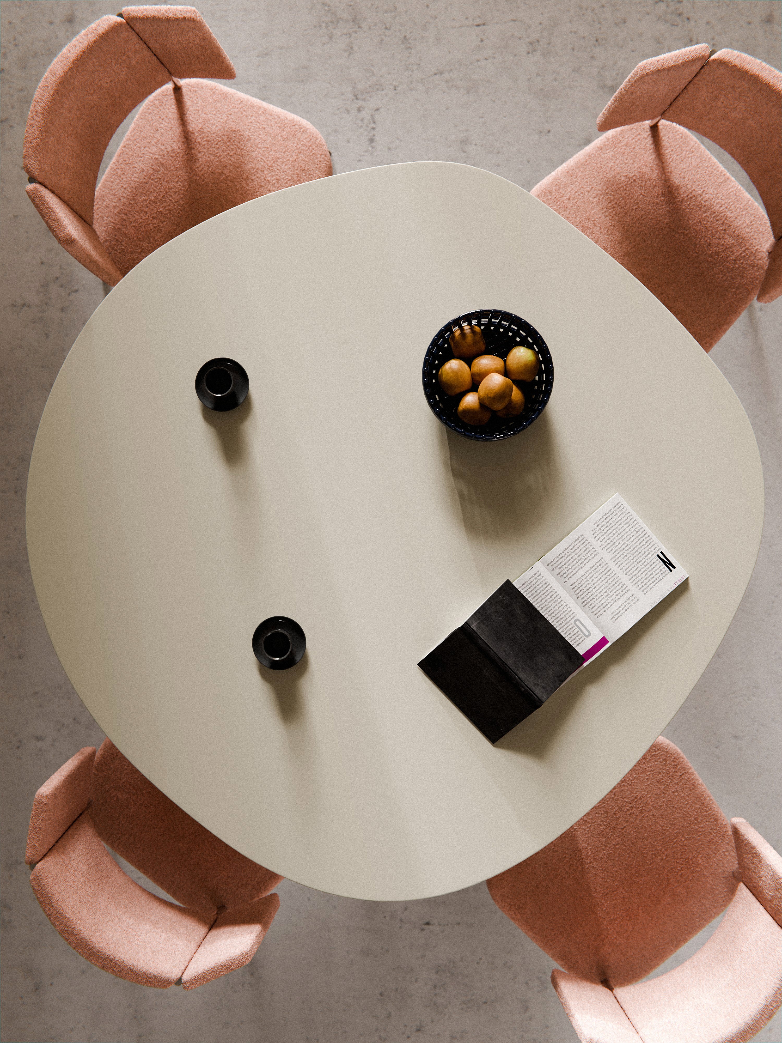 Ronde eettafel Sahra met organisch design, in verschillende formaten