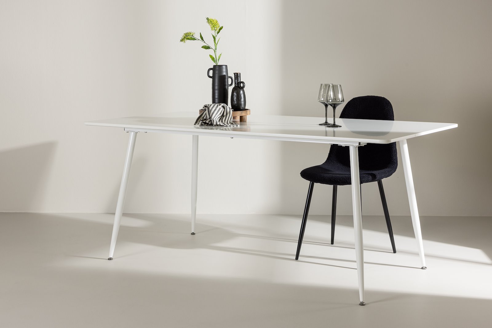 Silar spisebord Hvit spisebord i mdf.