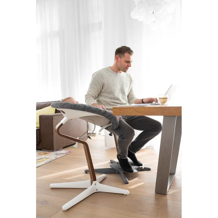 STOKKE® Nomi® Hochstuhl Walnuss  weiß + gratis Baby Set weiß