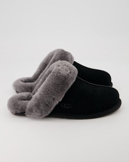 UGG Scuffette II Hausschuhe in Schwarz