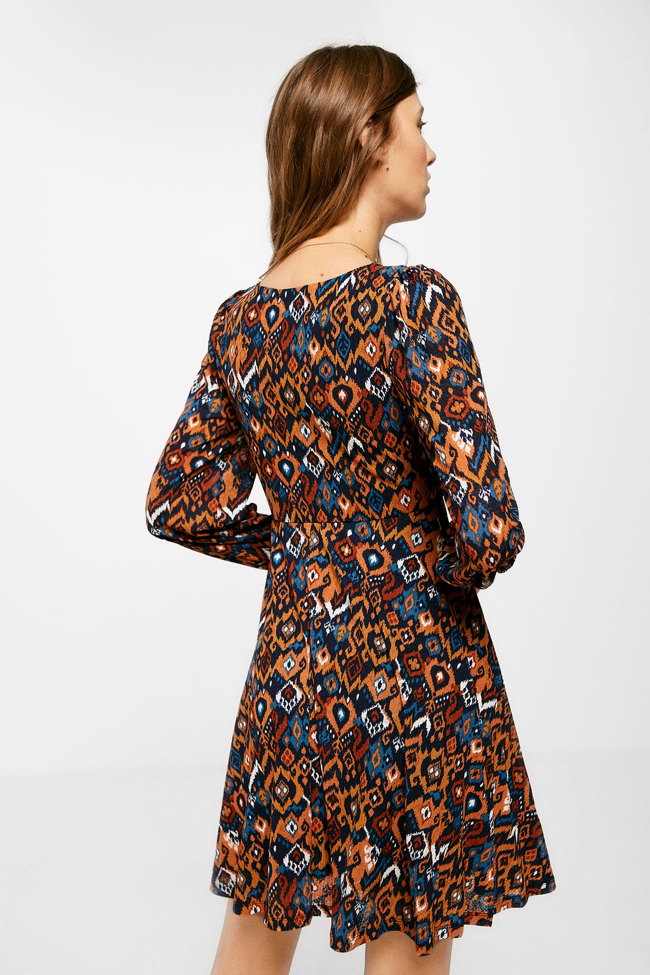 Vestido curto com estampa étnica