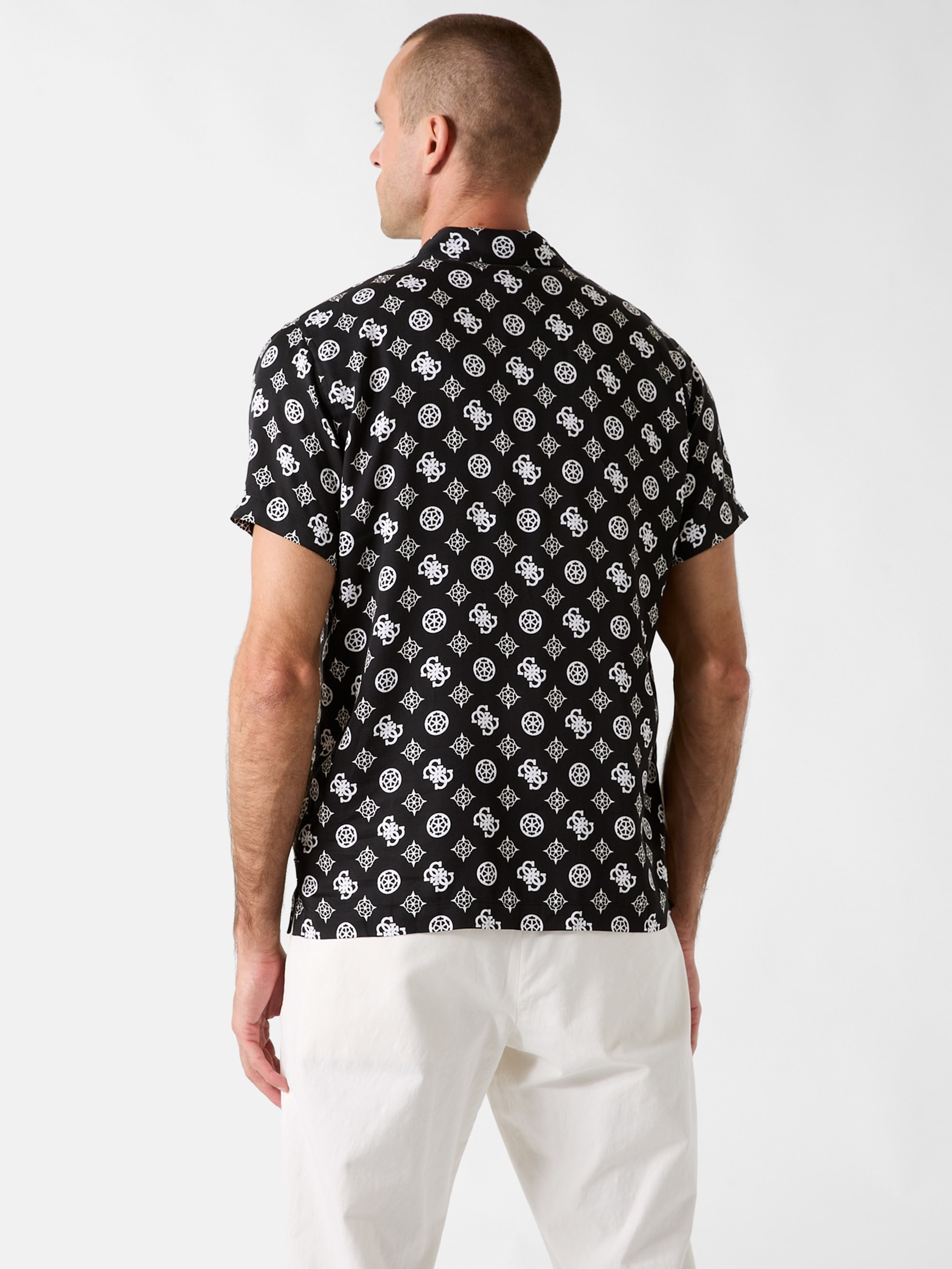 Camiseta Wayco com o logotipo da peônia
