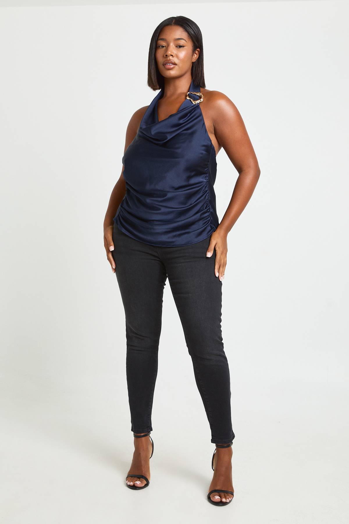 boohoo Top En Satin À Col Licou Avec Bordure Dorée Grande Taille
