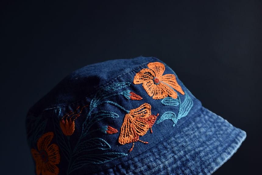 Embroidery Kingdom - DIY borduurpakket voor een denim bucket hat (verschillende ontwerpen)