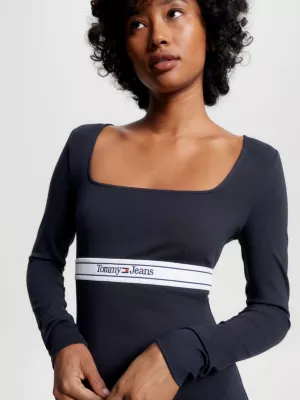 Vestido curto de manga comprida com modelagem evasê