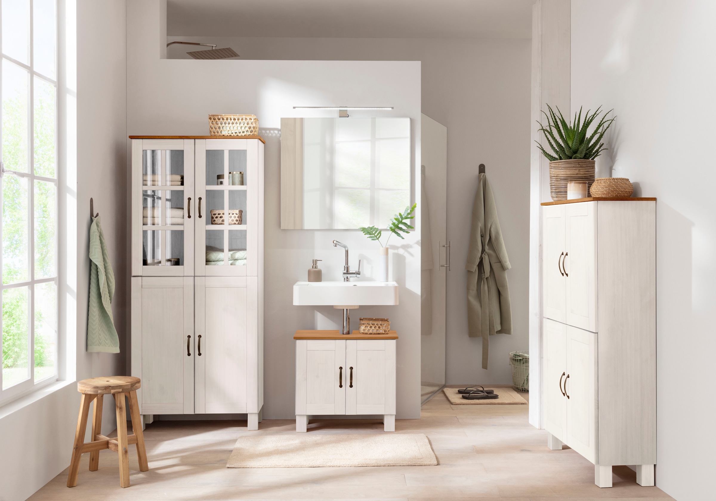 Home affaire Midischrank »Rodby« FSC®-zertifiziertes Massivholz, Breite 75cm, Höhe 130cm