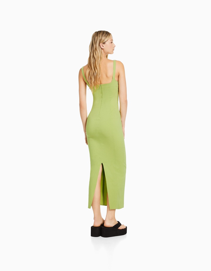 Vestido midi ajustado com alças largas.