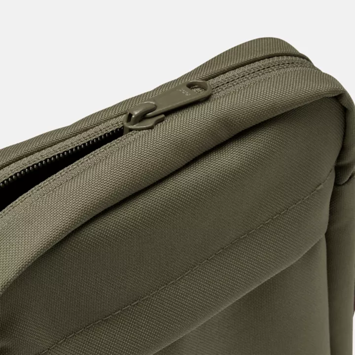 Bolsa transversal Timberland Core unissex na cor verde-escura.